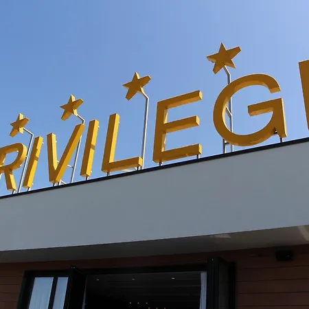 Privilege & 4* Farke e Madhe