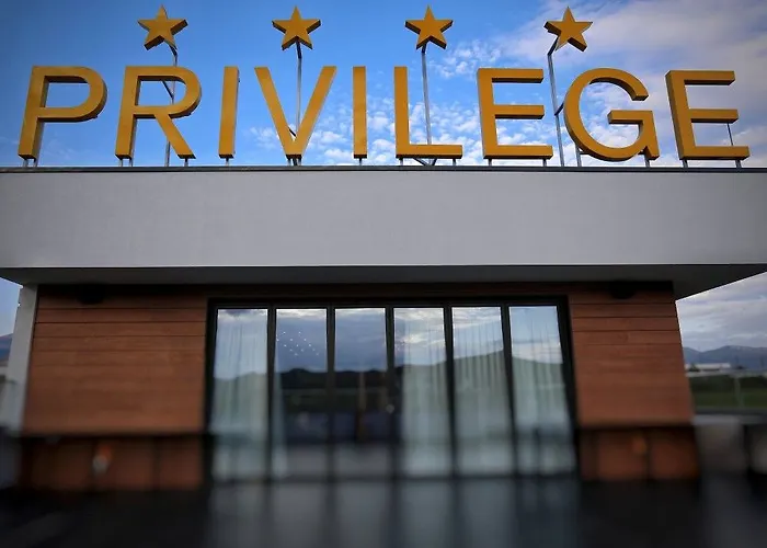 Privilege & מלון Farke e Madhe