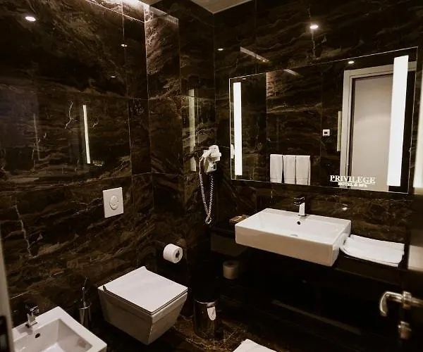 Privilege & מלון Farke e Madhe