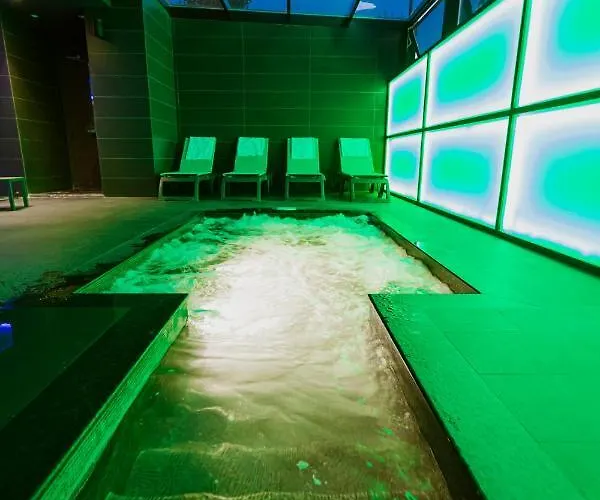 Privilege & מלון